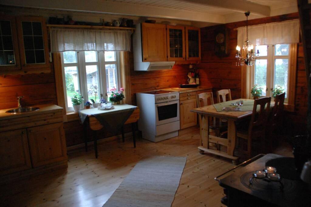 100 Years Old Norwegian Log House In Tromso Villa Екстериор снимка